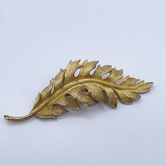 Coro 1961 vintage retro gold tone textured wavy leaf brooch pin - Picture 2 of 9